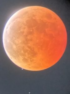 月食中に月が赤みを帯びている写真のアップ